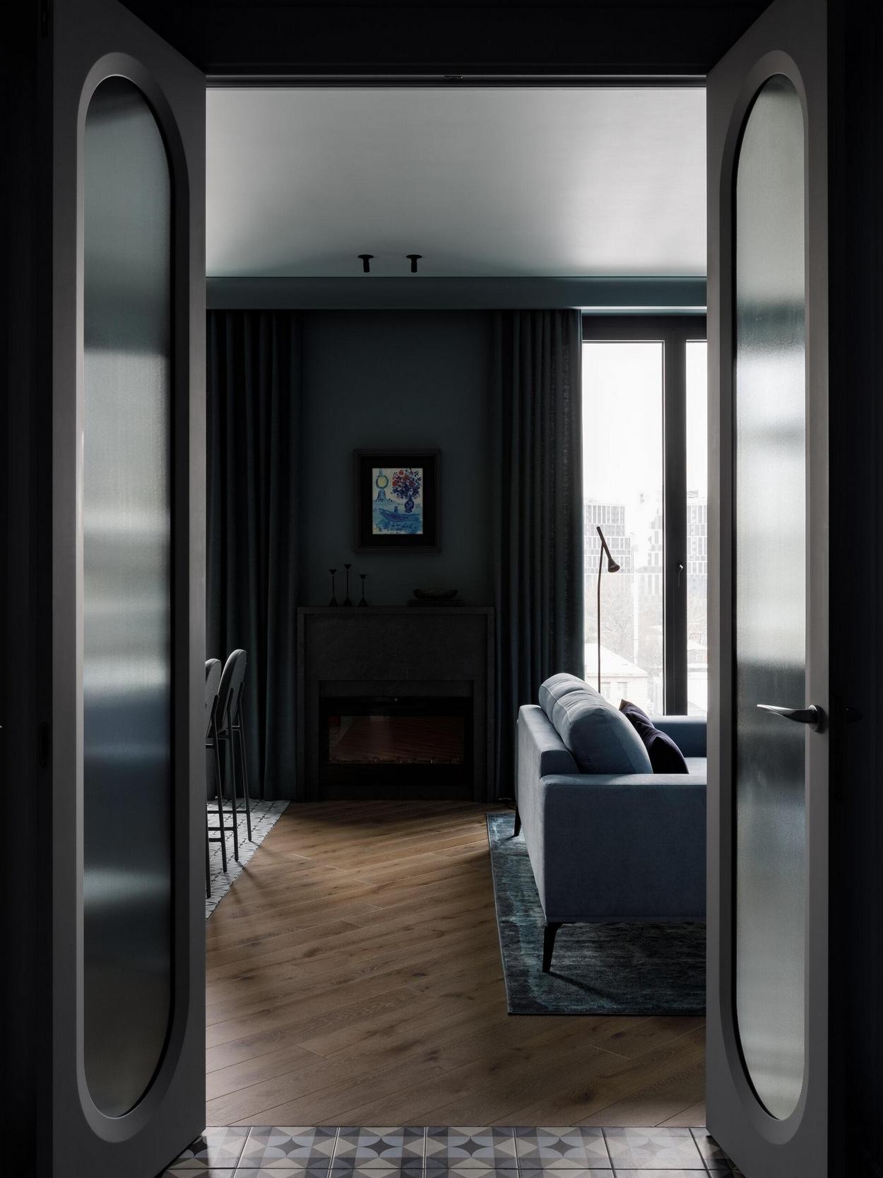 Lakásdekoráció gyönyörű mély színekkel középkorú házaspár otthonában Lakásdekoráció gyönyörű mély színekkel középkorú házaspár otthonában