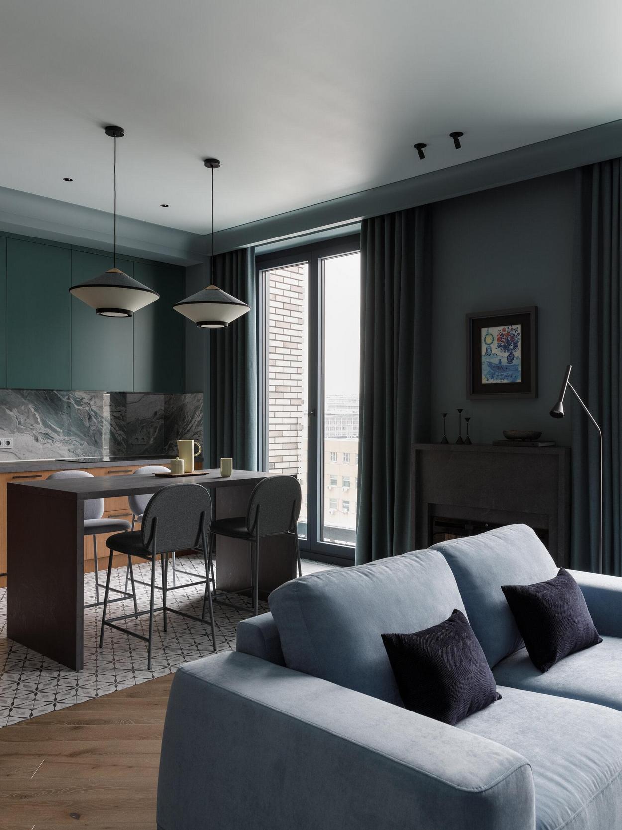 Lakásdekoráció gyönyörű mély színekkel középkorú házaspár otthonában Lakásdekoráció gyönyörű mély színekkel középkorú házaspár otthonában