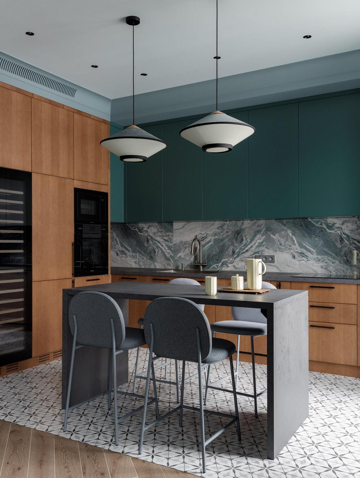 Lakásdekoráció gyönyörű mély színekkel középkorú házaspár otthonában Lakásdekoráció gyönyörű mély színekkel középkorú házaspár otthonában