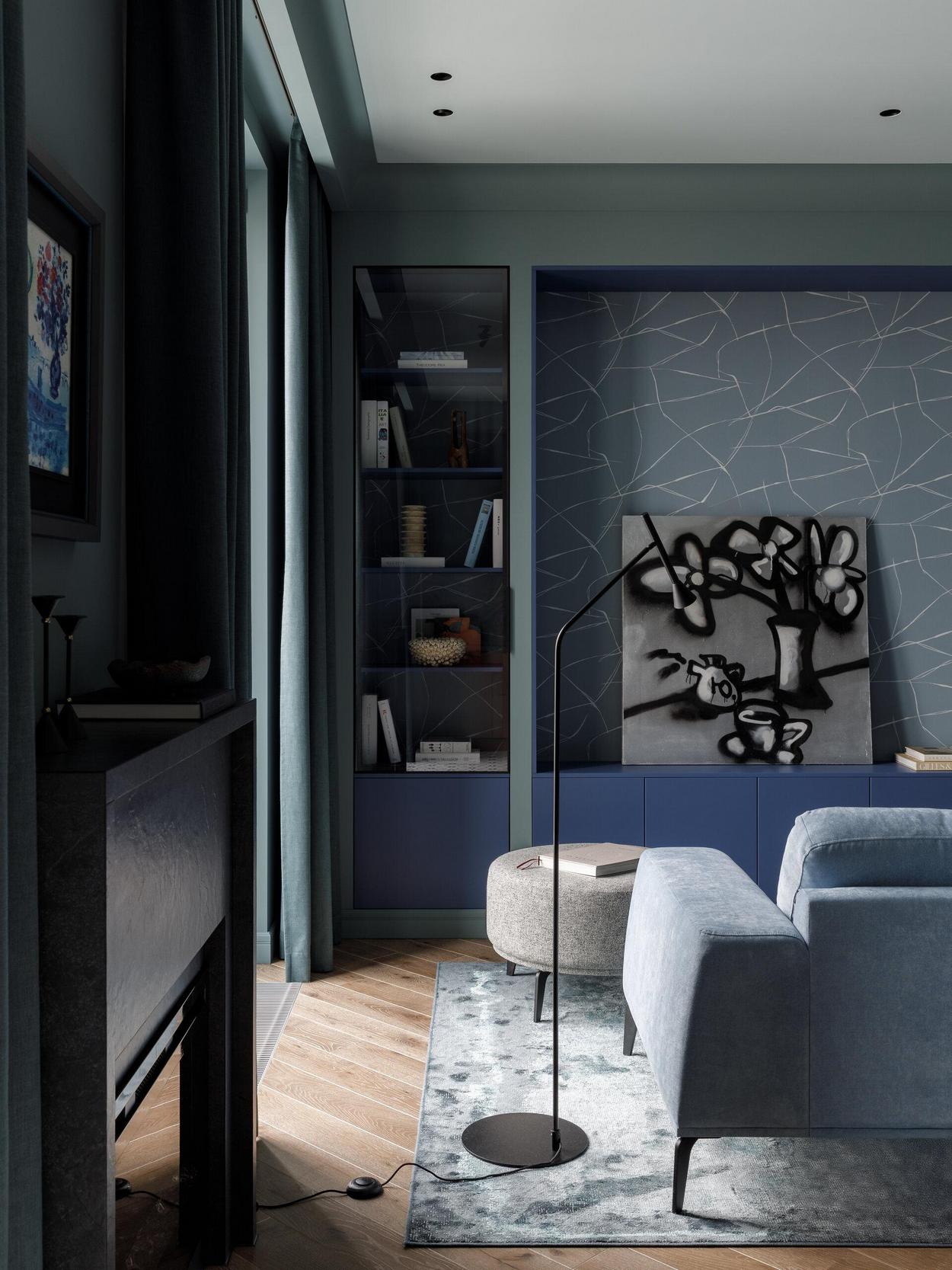 Lakásdekoráció gyönyörű mély színekkel középkorú házaspár otthonában Lakásdekoráció gyönyörű mély színekkel középkorú házaspár otthonában