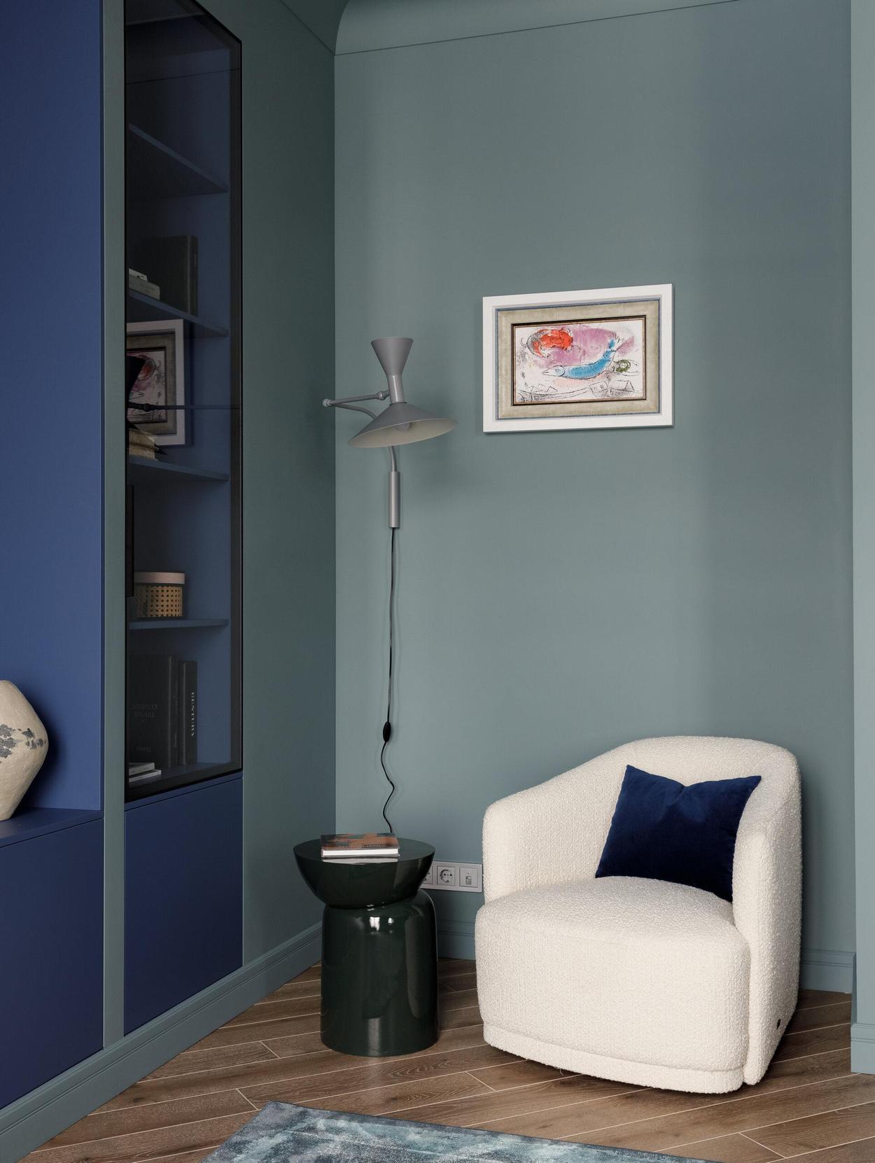 Lakásdekoráció gyönyörű mély színekkel középkorú házaspár otthonában Lakásdekoráció gyönyörű mély színekkel középkorú házaspár otthonában