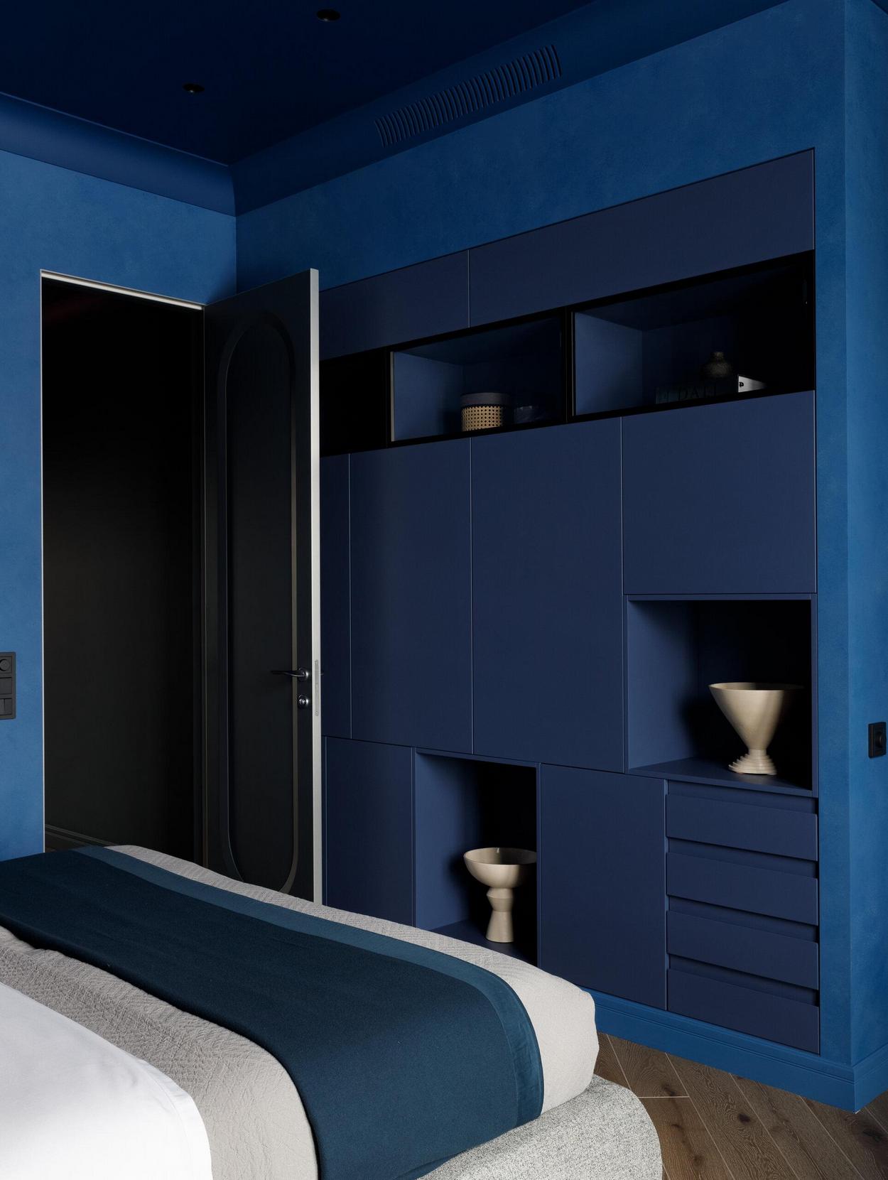 Lakásdekoráció gyönyörű mély színekkel középkorú házaspár otthonában Lakásdekoráció gyönyörű mély színekkel középkorú házaspár otthonában