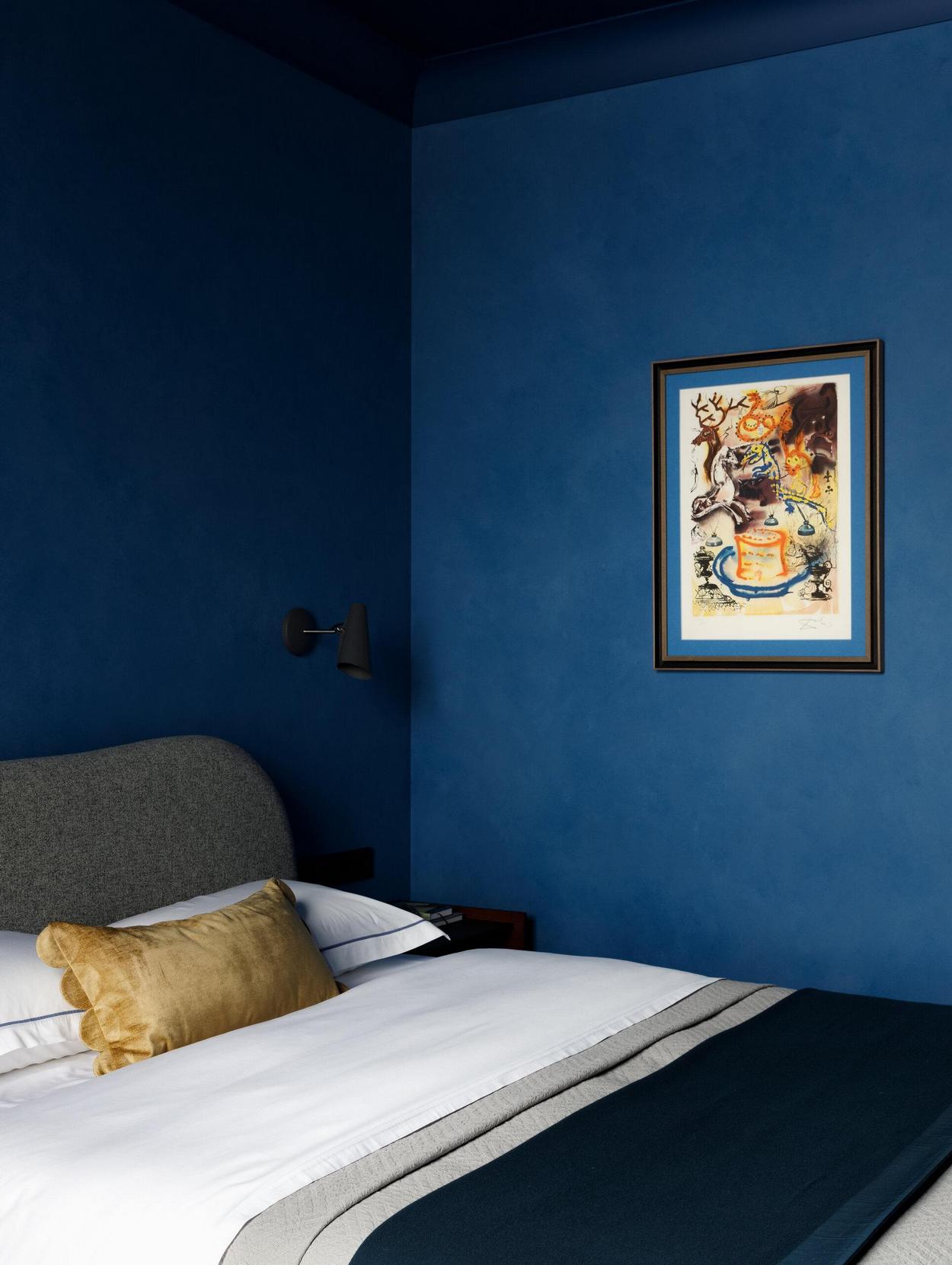 Lakásdekoráció gyönyörű mély színekkel középkorú házaspár otthonában Lakásdekoráció gyönyörű mély színekkel középkorú házaspár otthonában