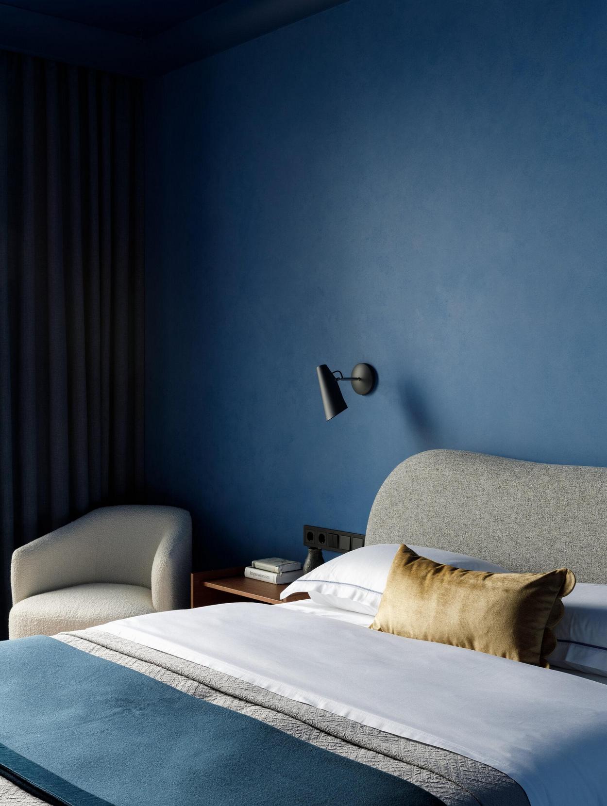 Lakásdekoráció gyönyörű mély színekkel középkorú házaspár otthonában Lakásdekoráció gyönyörű mély színekkel középkorú házaspár otthonában