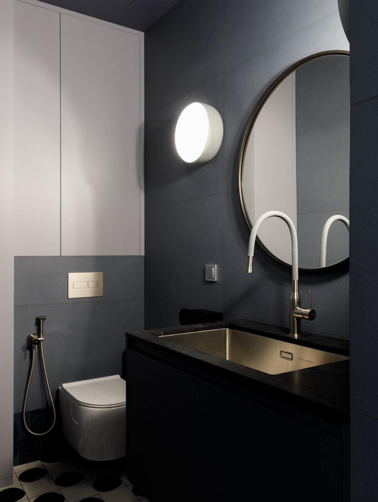 Lakásdekoráció gyönyörű mély színekkel középkorú házaspár otthonában Lakásdekoráció gyönyörű mély színekkel középkorú házaspár otthonában