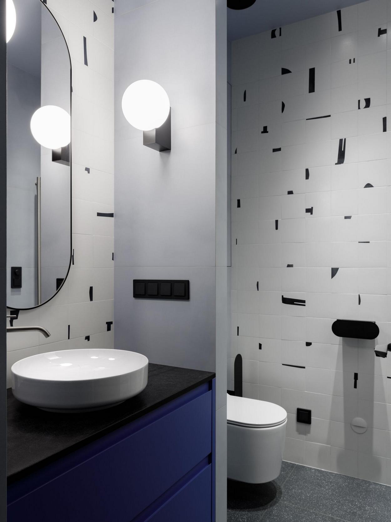 Lakásdekoráció gyönyörű mély színekkel középkorú házaspár otthonában Lakásdekoráció gyönyörű mély színekkel középkorú házaspár otthonában