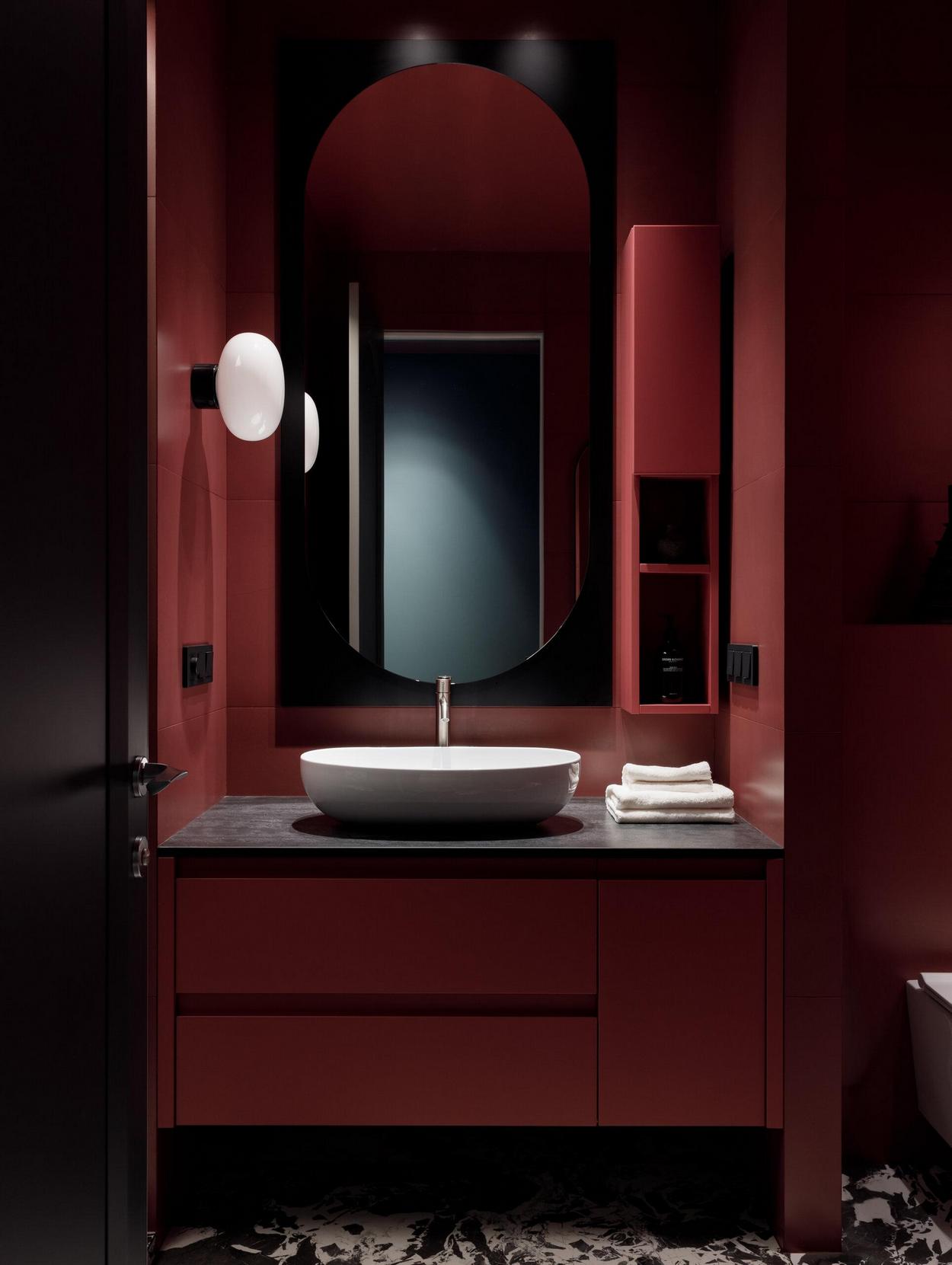 Lakásdekoráció gyönyörű mély színekkel középkorú házaspár otthonában Lakásdekoráció gyönyörű mély színekkel középkorú házaspár otthonában