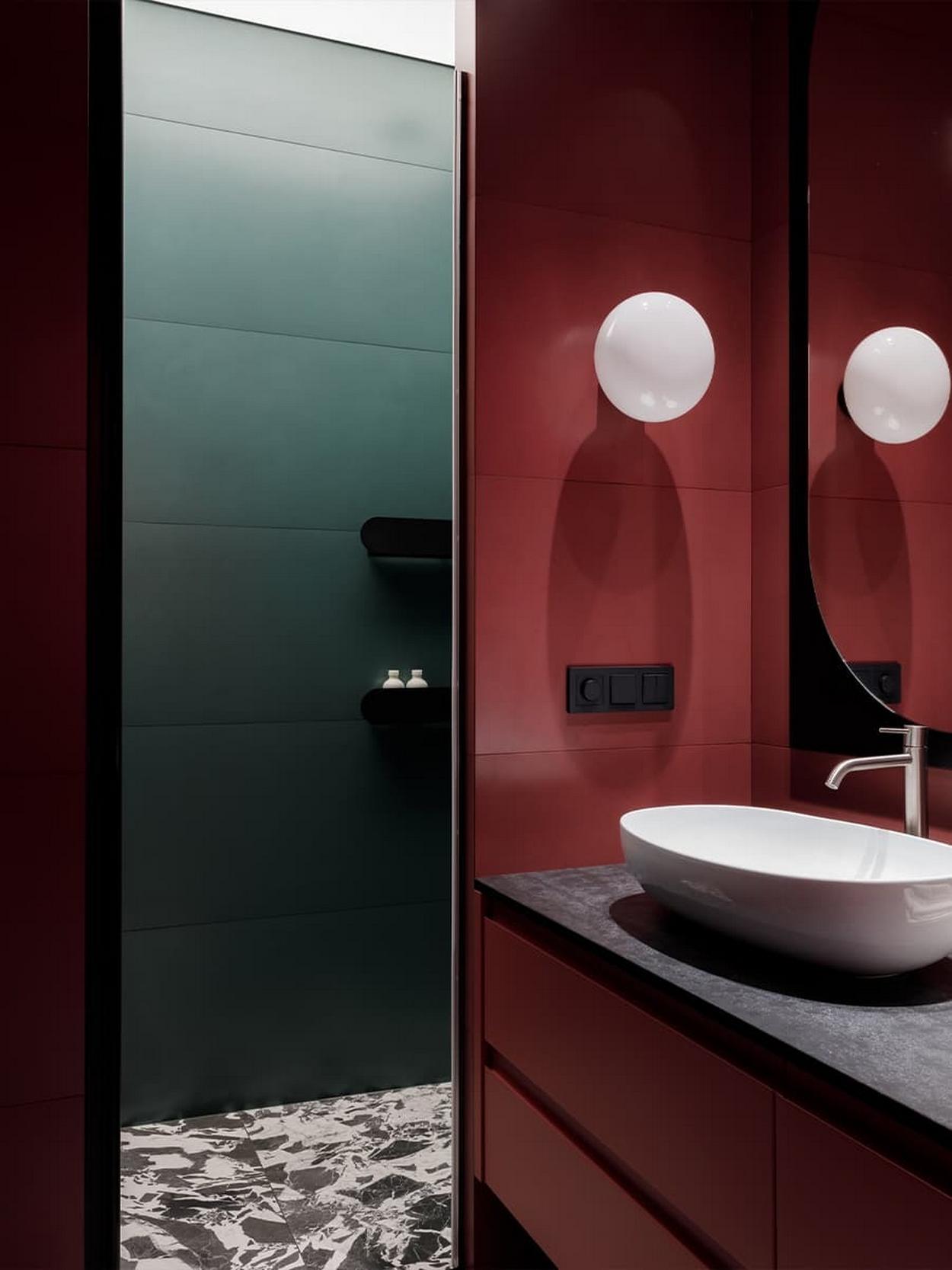 Lakásdekoráció gyönyörű mély színekkel középkorú házaspár otthonában Lakásdekoráció gyönyörű mély színekkel középkorú házaspár otthonában