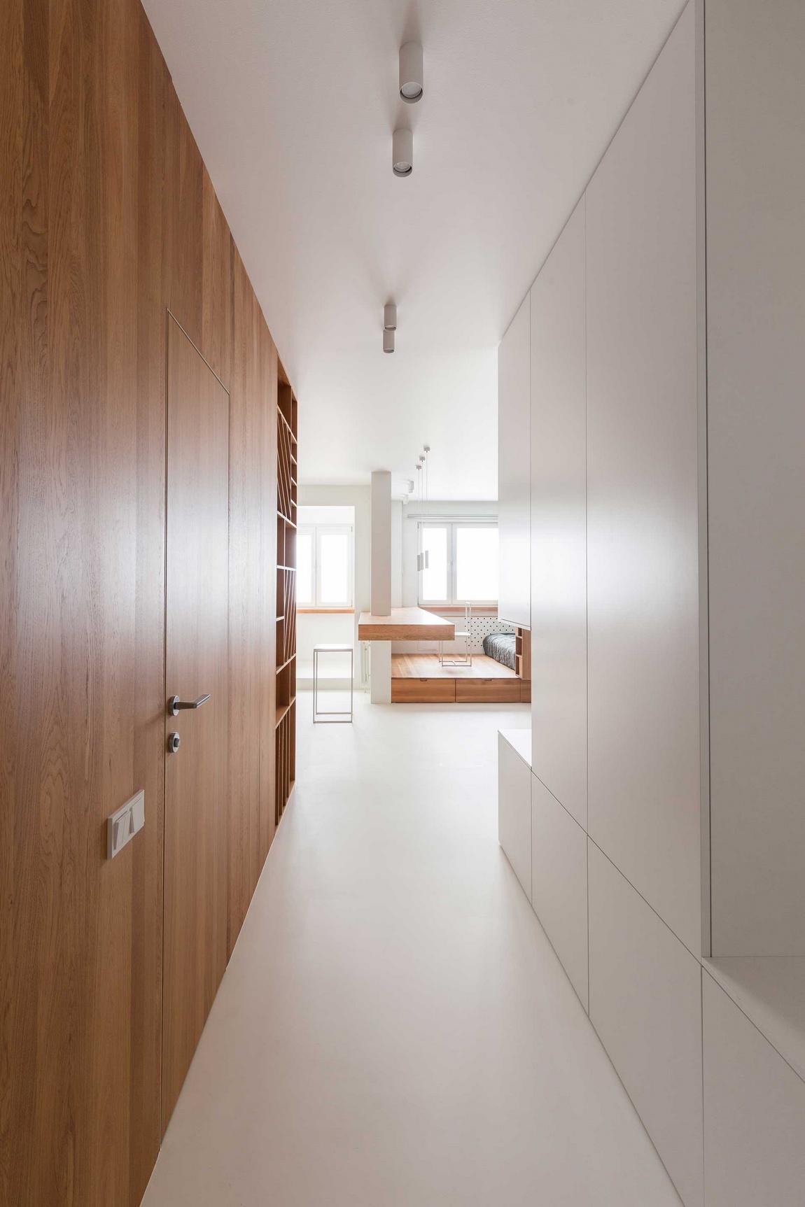 Minimalista garzon: fiatal IT szakember otthona felesleges részletek nélkül Minimalista garzon: fiatal IT szakember otthona felesleges részletek nélkül