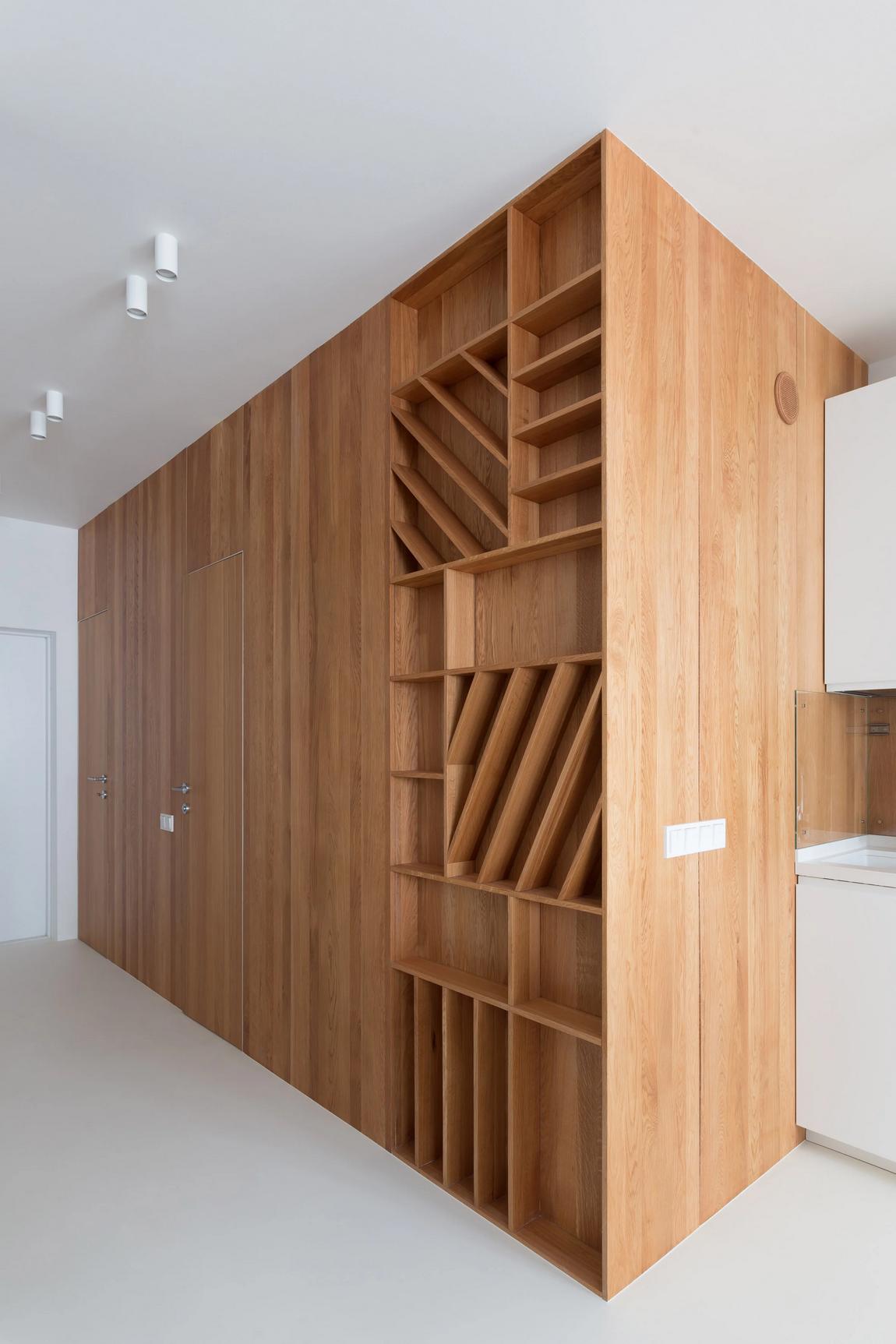 Minimalista garzon: fiatal IT szakember otthona felesleges részletek nélkül Minimalista garzon: fiatal IT szakember otthona felesleges részletek nélkül