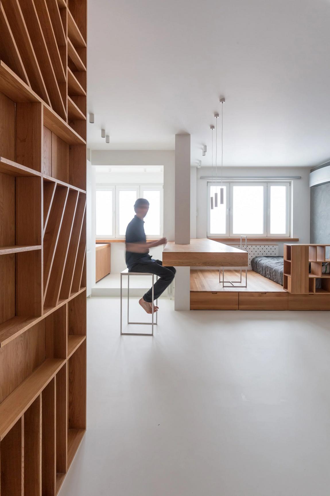 Minimalista garzon: fiatal IT szakember otthona felesleges részletek nélkül Minimalista garzon: fiatal IT szakember otthona felesleges részletek nélkül