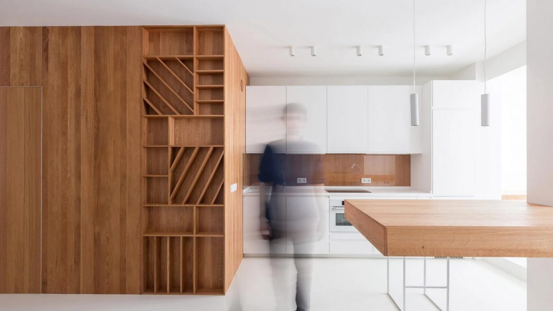 Minimalista garzon: fiatal IT szakember otthona felesleges részletek nélkül