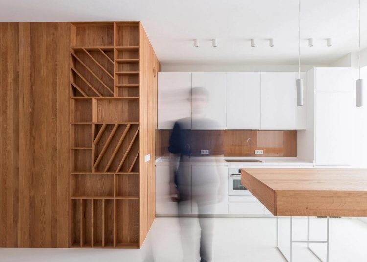 Minimalista garzon: fiatal IT szakember otthona felesleges részletek nélkül