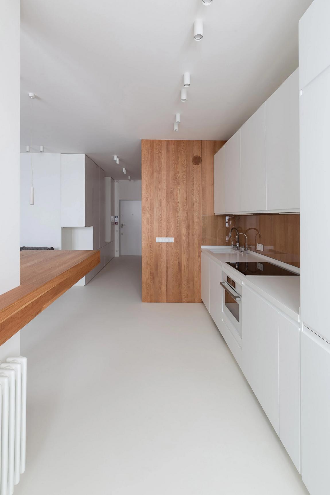 Minimalista garzon: fiatal IT szakember otthona felesleges részletek nélkül Minimalista garzon: fiatal IT szakember otthona felesleges részletek nélkül