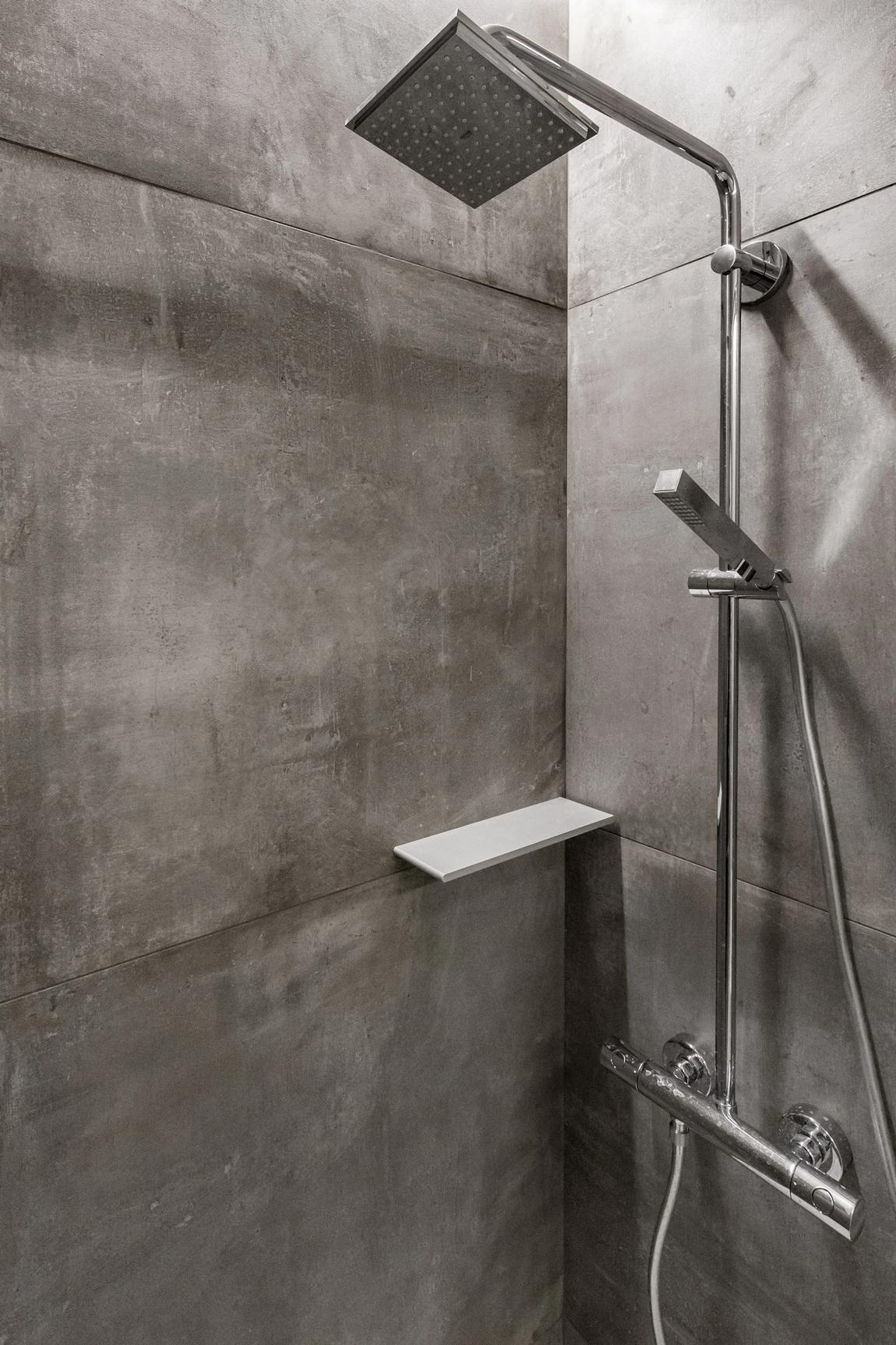 Minimalista garzon: fiatal IT szakember otthona felesleges részletek nélkül Minimalista garzon: fiatal IT szakember otthona felesleges részletek nélkül