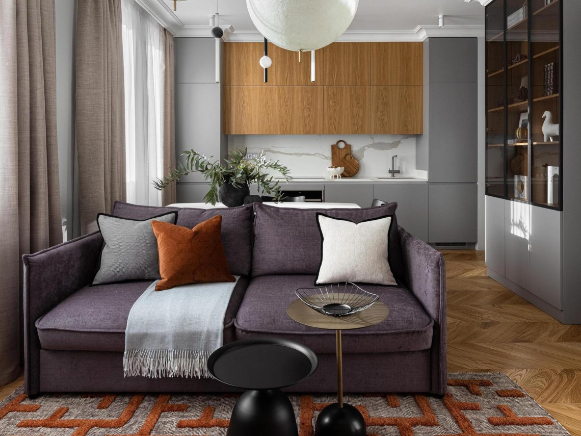 Modern stílus finom klasszikus utalásokkal fiatal nő új otthonában