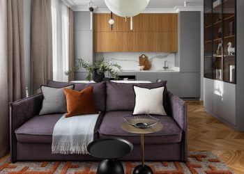 Modern stílus finom klasszikus utalásokkal fiatal nő új otthonában