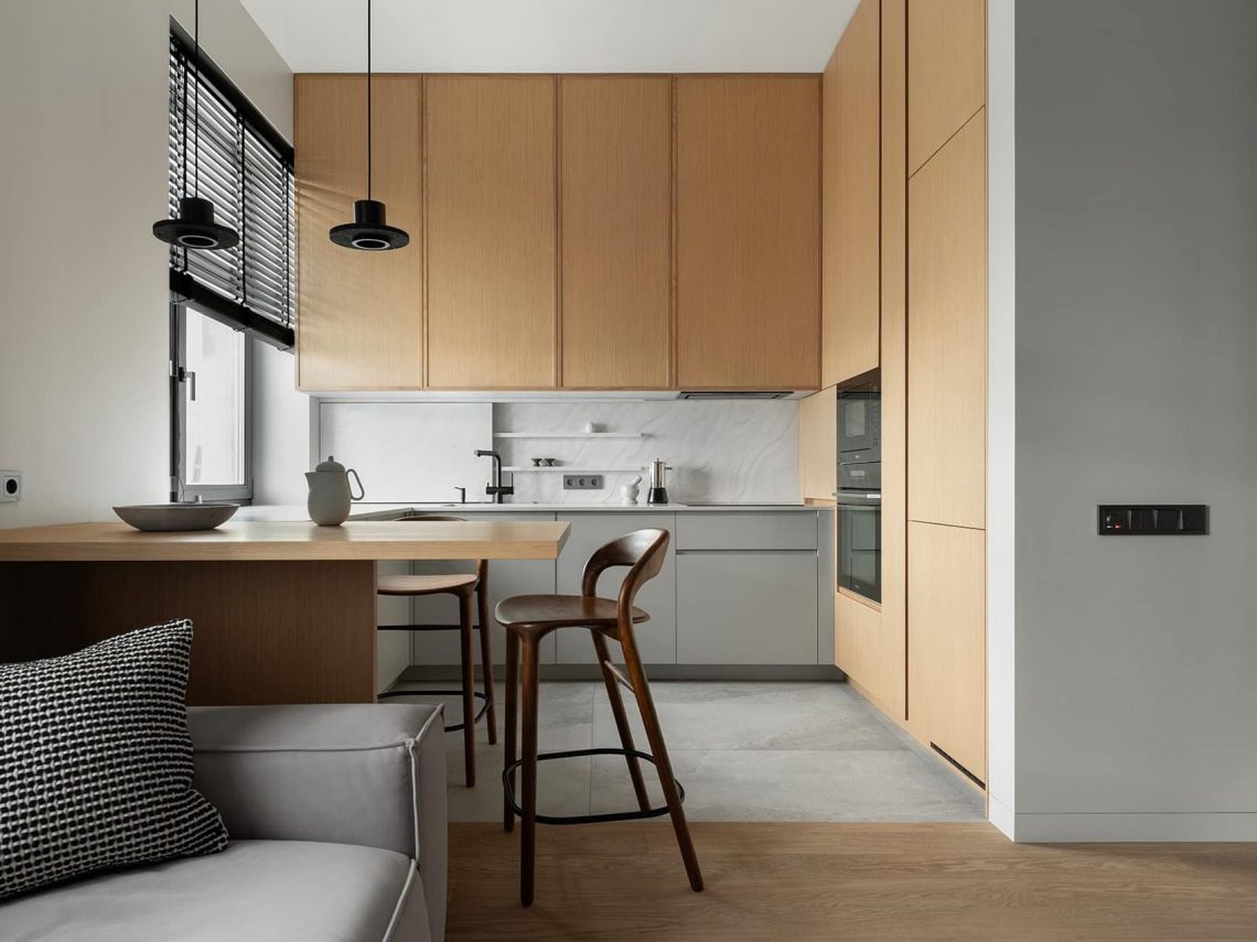 Modern városi pár számára berendezett lakás letisztult vonalakkal