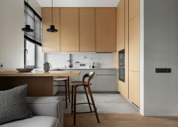 Modern városi pár számára berendezett lakás letisztult vonalakkal