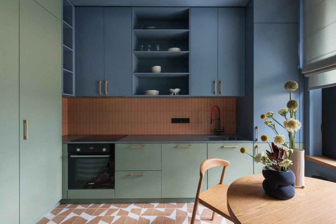 Az ősz gyönyörű színvilága fiatal nő kétszobás lakásában