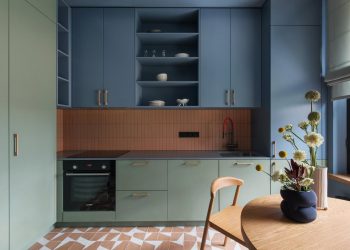 Az ősz gyönyörű színvilága fiatal nő kétszobás lakásában