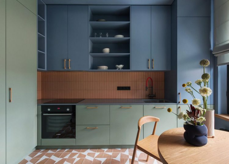 Az ősz gyönyörű színvilága fiatal nő kétszobás lakásában