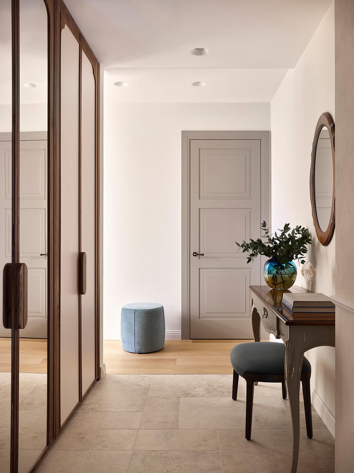 Otthonos, elegáns lakásberendezés zöld környezetben, modern klasszikus stílus családi apartmanban