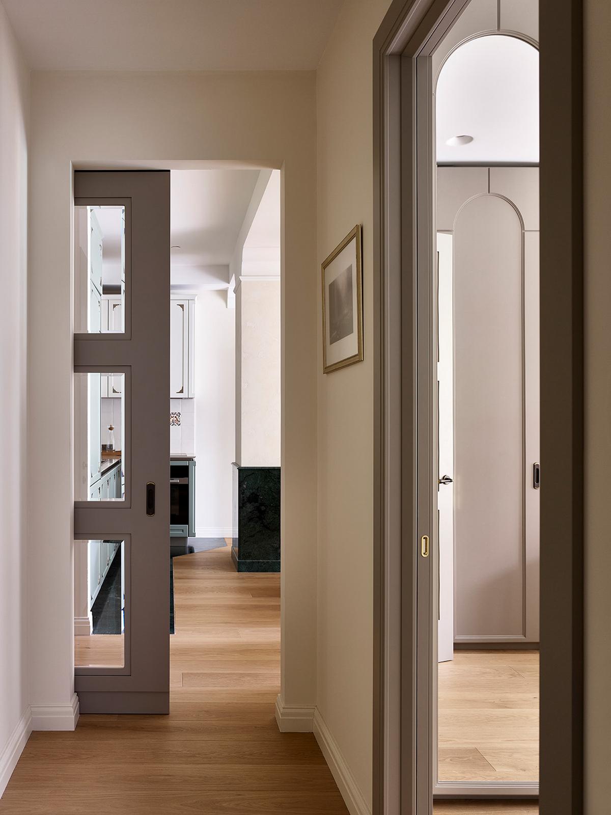 Otthonos, elegáns lakásberendezés zöld környezetben, modern klasszikus stílus családi apartmanban