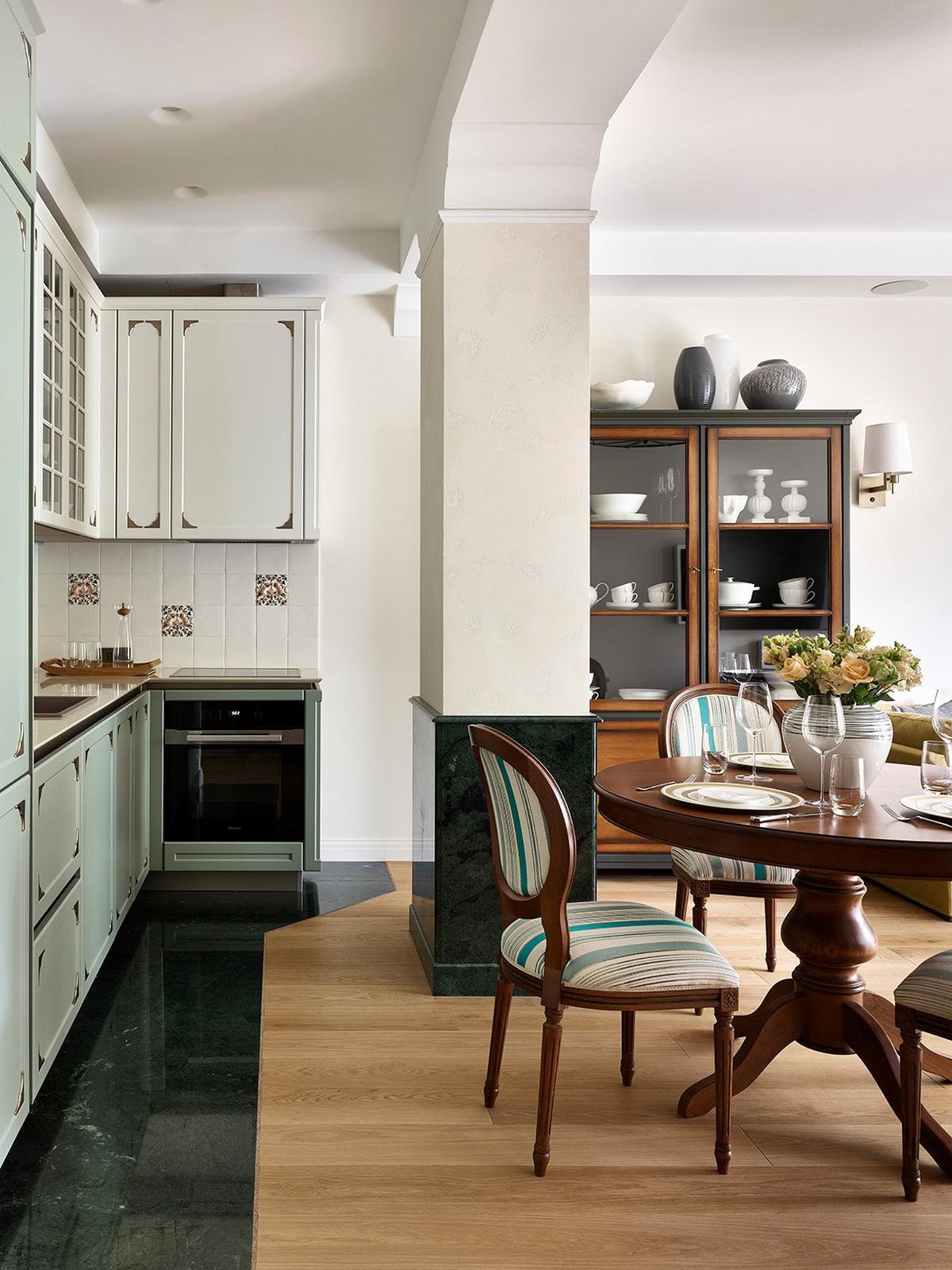 Otthonos, elegáns lakásberendezés zöld környezetben, modern klasszikus stílus családi apartmanban