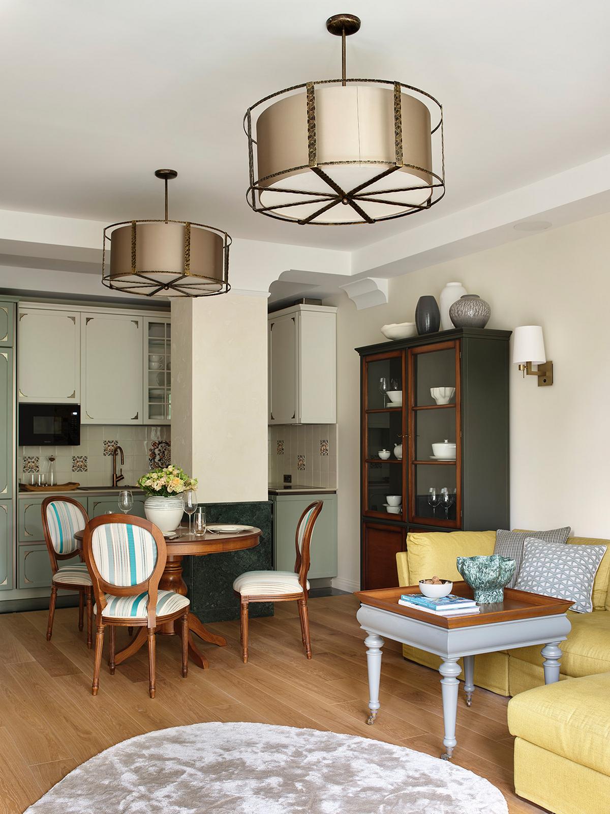 Otthonos, elegáns lakásberendezés zöld környezetben, modern klasszikus stílus családi apartmanban