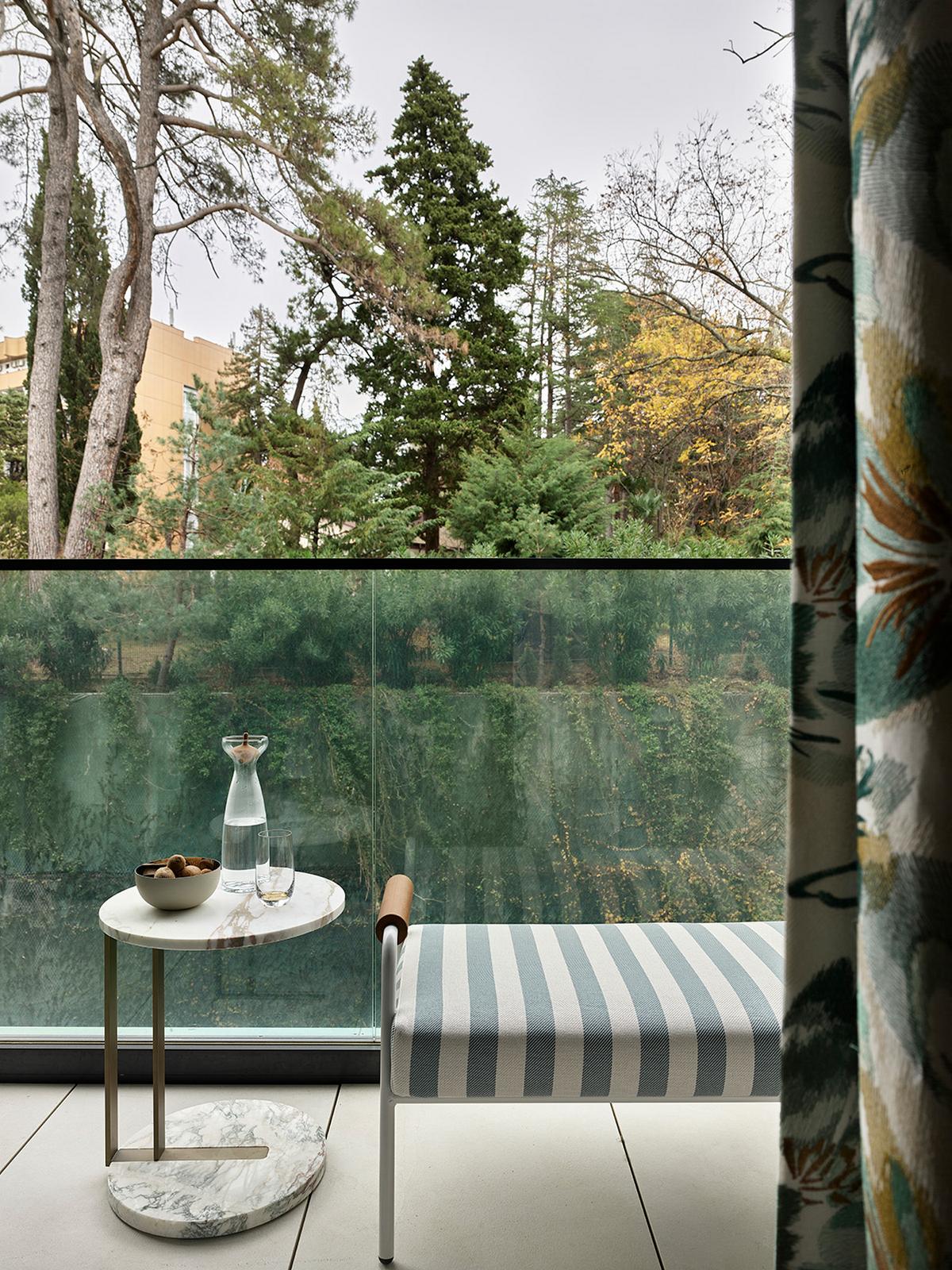 Otthonos, elegáns lakásberendezés zöld környezetben, modern klasszikus stílus családi apartmanban