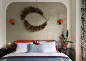 Otthonos, elegáns lakásberendezés zöld környezetben, modern klasszikus stílus családi apartmanban