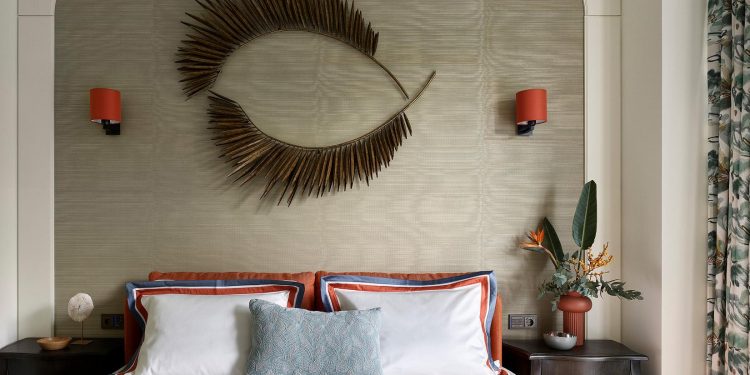 Otthonos, elegáns lakásberendezés zöld környezetben, modern klasszikus stílus családi apartmanban