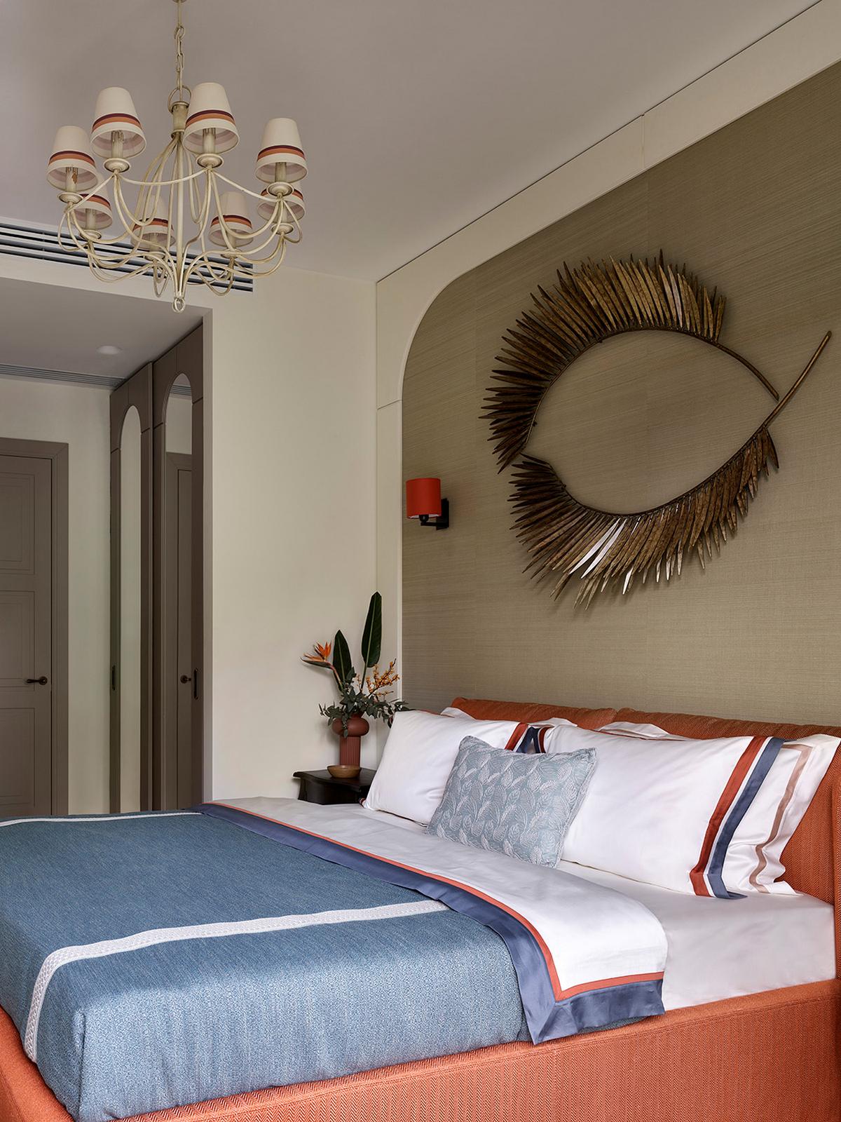 Otthonos, elegáns lakásberendezés zöld környezetben, modern klasszikus stílus családi apartmanban