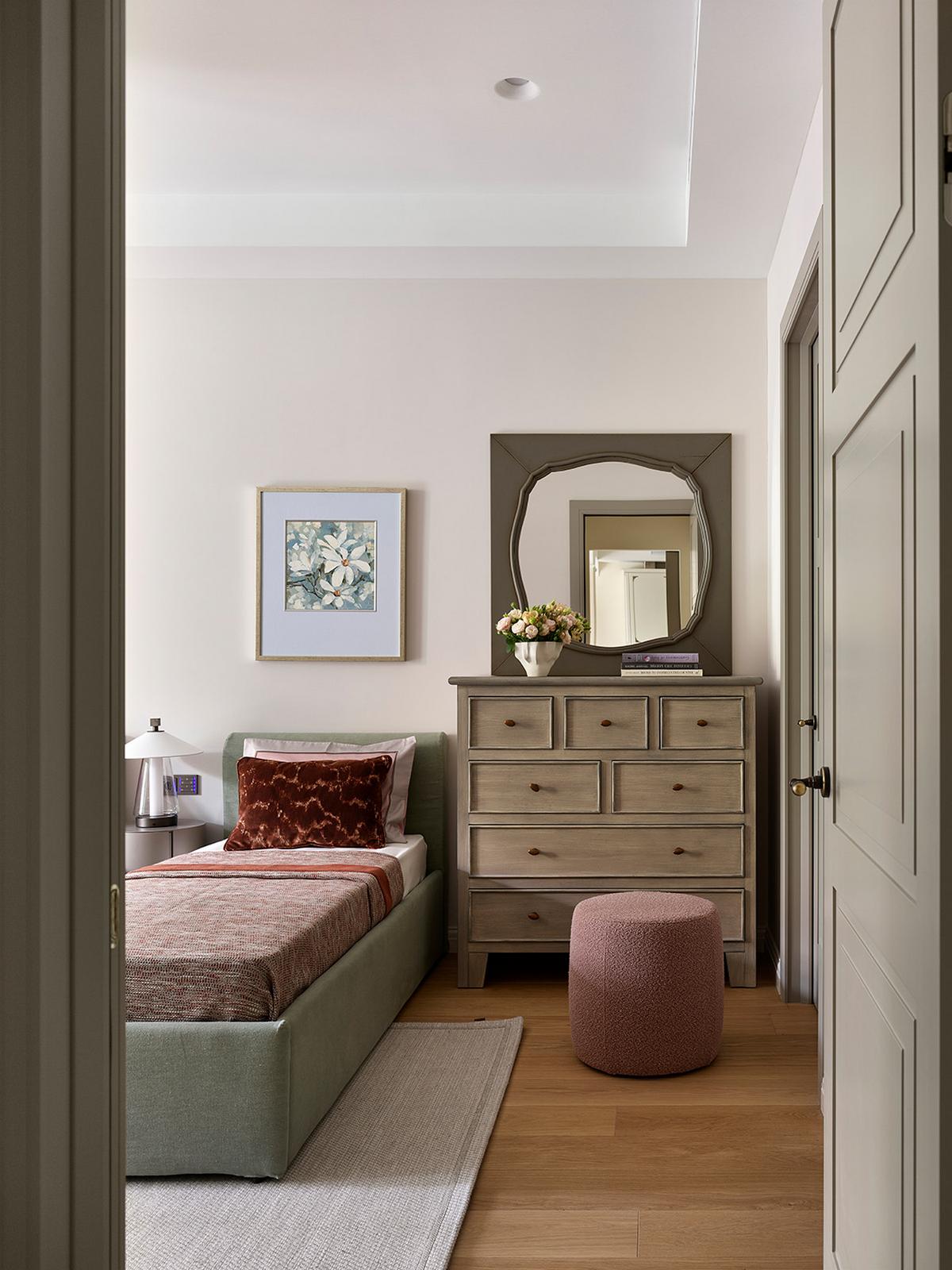 Otthonos, elegáns lakásberendezés zöld környezetben, modern klasszikus stílus családi apartmanban