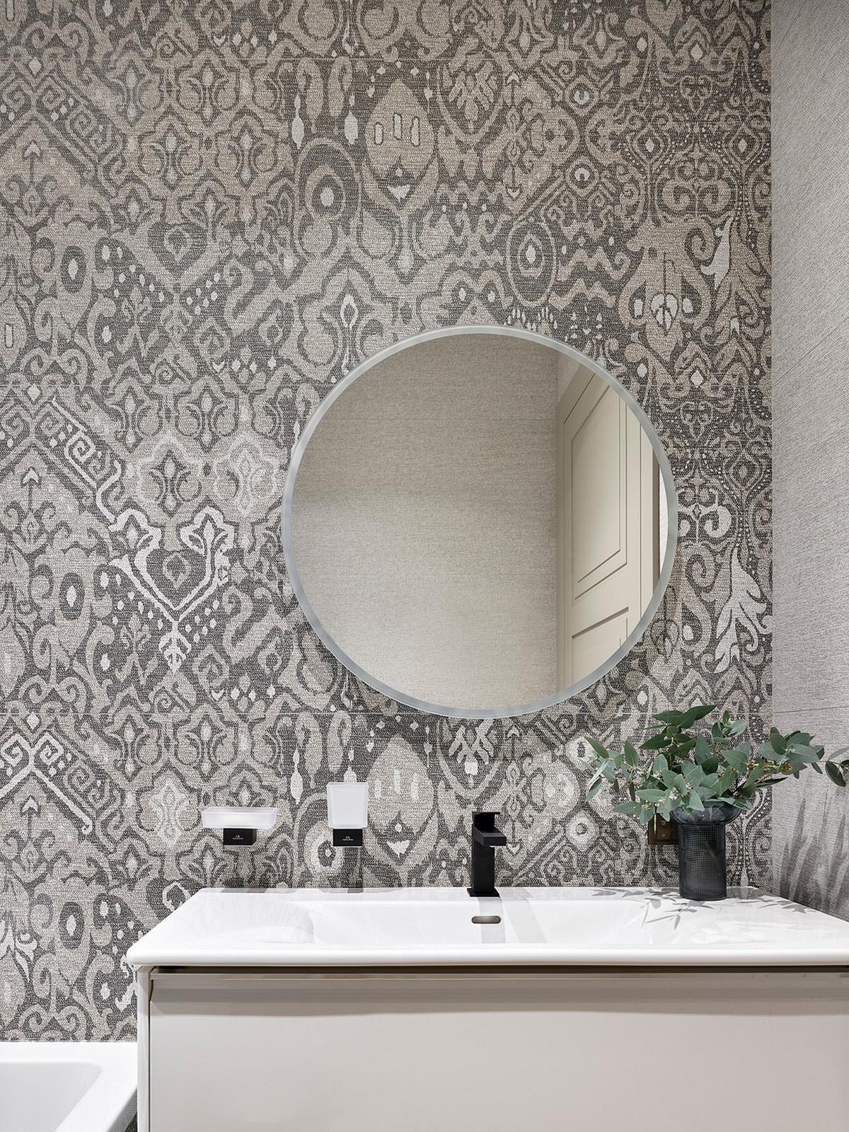 Otthonos, elegáns lakásberendezés zöld környezetben, modern klasszikus stílus családi apartmanban