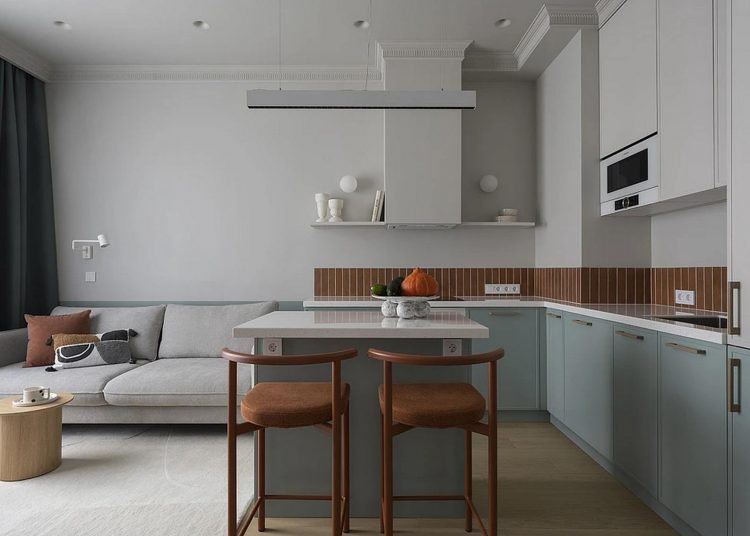 Portugália ihlette a fiatal pár lakásának színvilágát; kis konyhasziget és ablakos fürdő