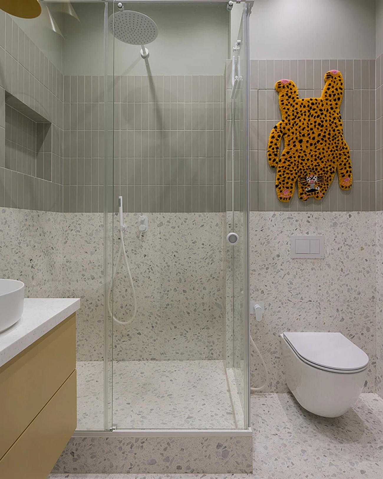 Portugália ihlette a fiatal pár lakásának színvilágát; kis konyhasziget és ablakos fürdő Portugália ihlette a fiatal pár lakásának színvilágát; kis konyhasziget és ablakos fürdő