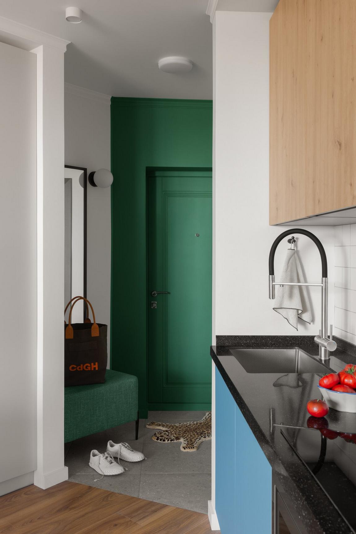 Szabálytalan alakú új építésű lakás klassz, színes berendezése fiatal férfinak