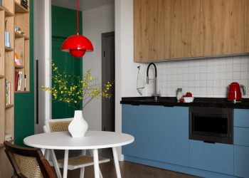 Szabálytalan alakú új építésű lakás klassz, színes berendezése fiatal férfinak