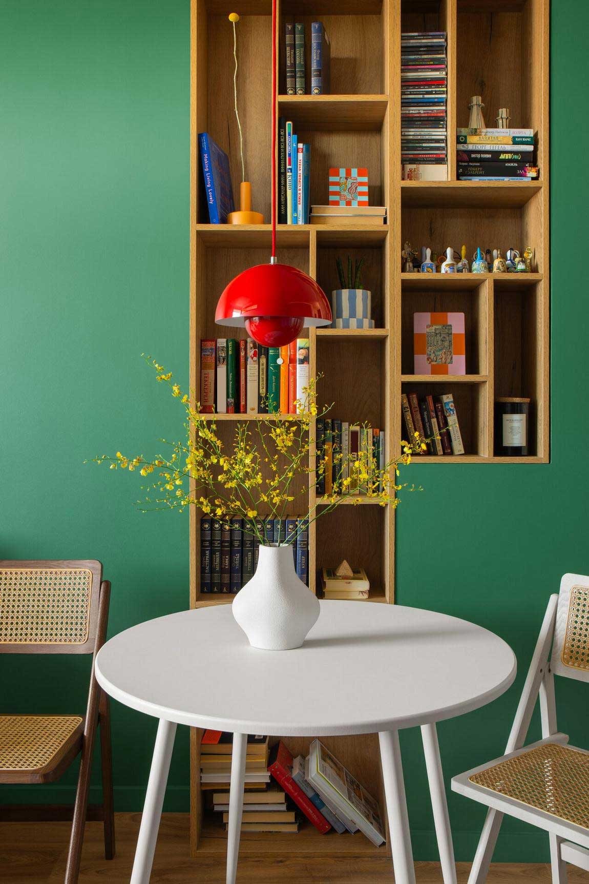 Szabálytalan alakú új építésű lakás klassz, színes berendezése fiatal férfinak