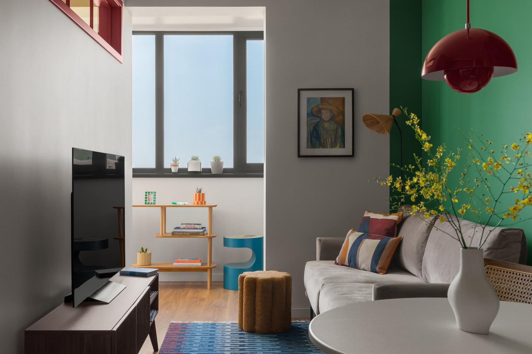 Szabálytalan alakú új építésű lakás klassz, színes berendezése fiatal férfinak