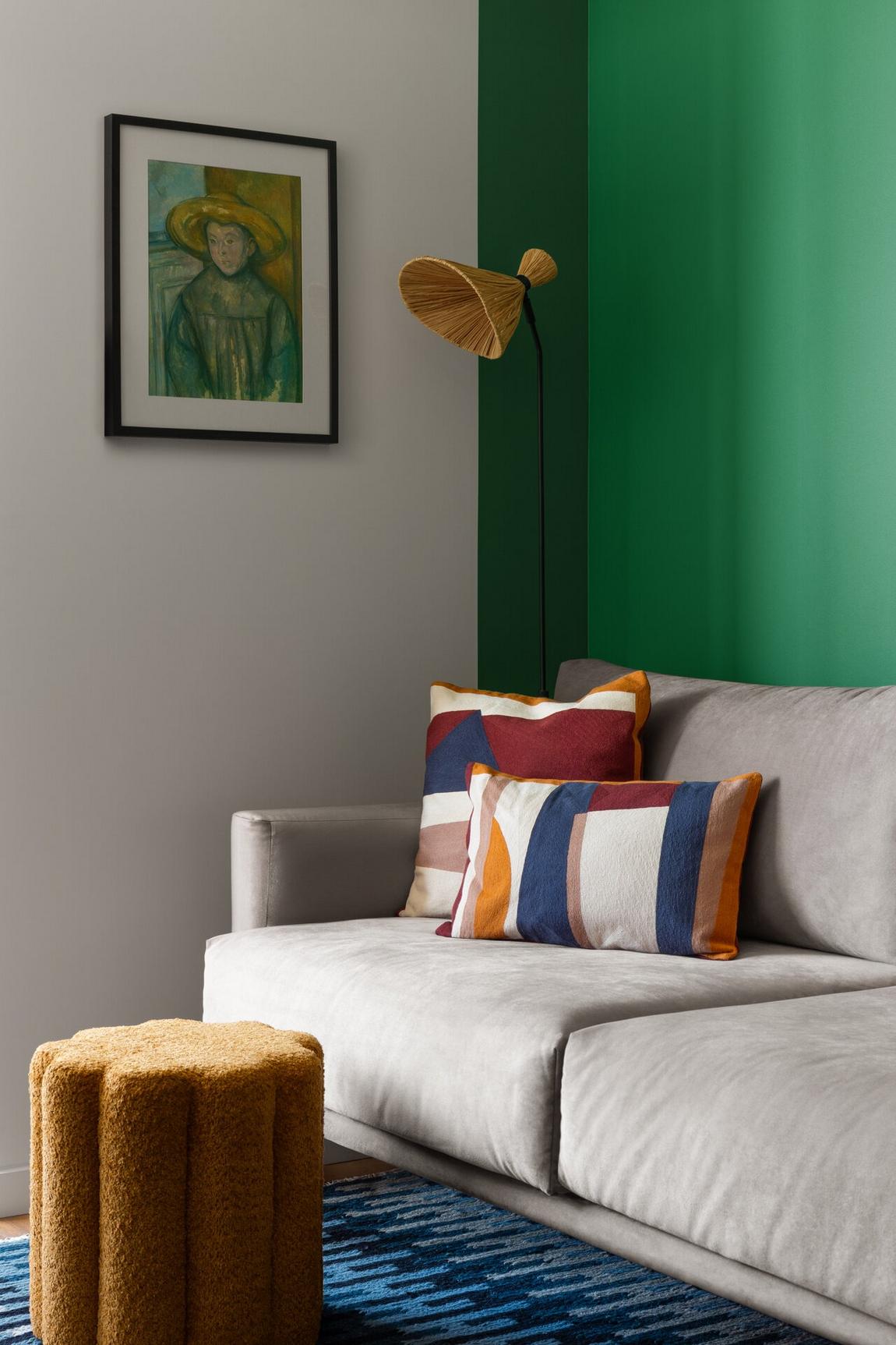 Szabálytalan alakú új építésű lakás klassz, színes berendezése fiatal férfinak