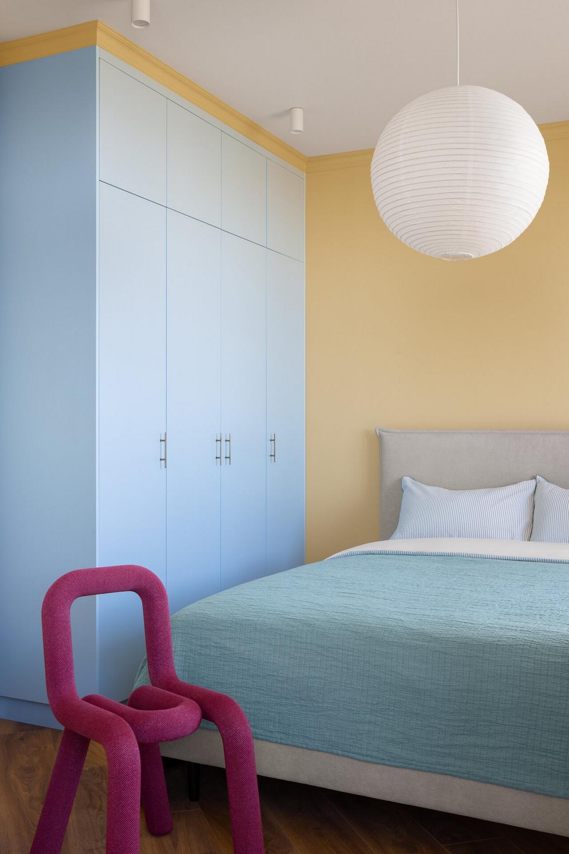 Szabálytalan alakú új építésű lakás klassz, színes berendezése fiatal férfinak