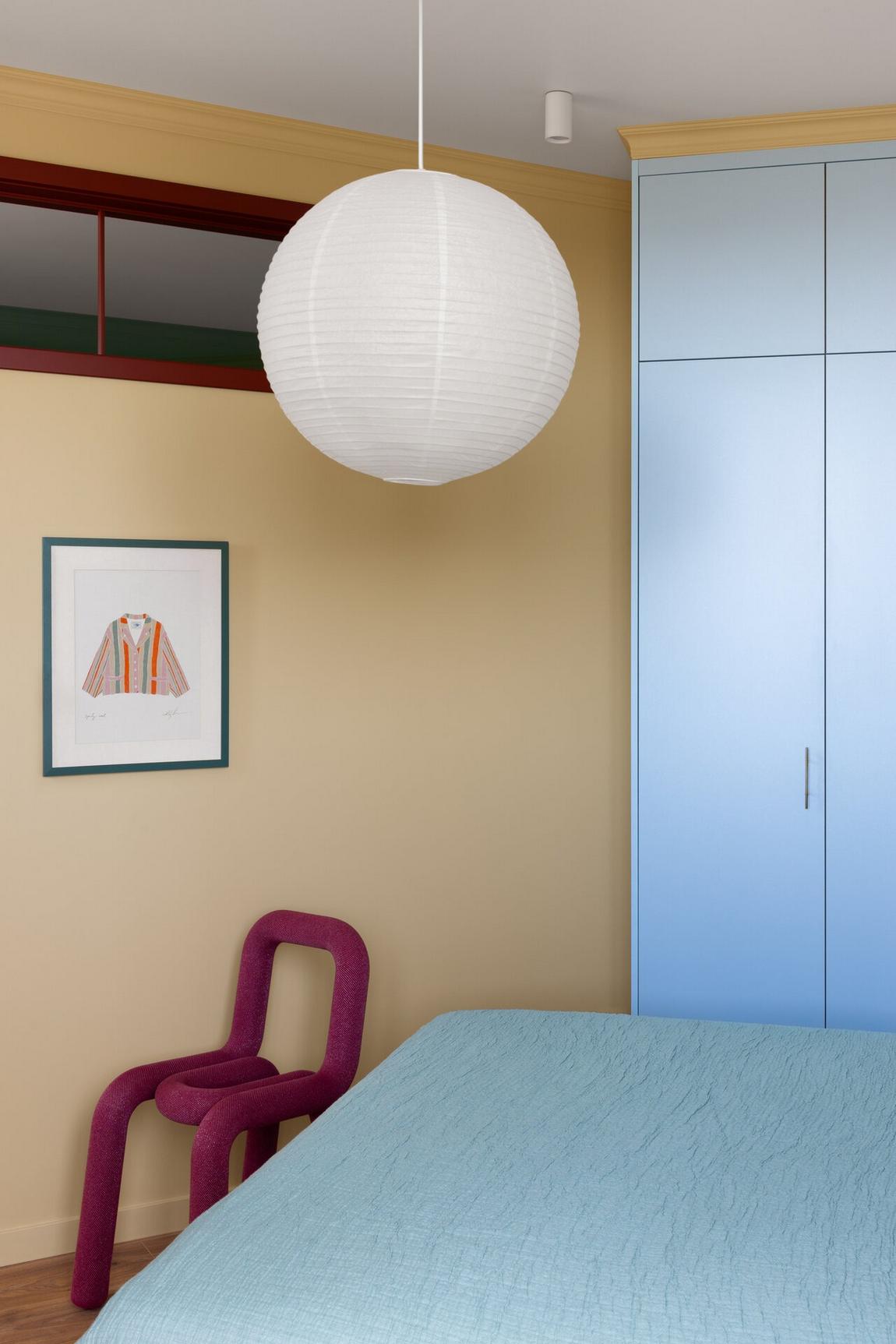 Szabálytalan alakú új építésű lakás klassz, színes berendezése fiatal férfinak