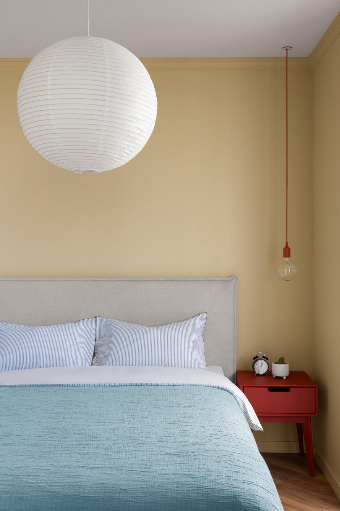 Szabálytalan alakú új építésű lakás klassz, színes berendezése fiatal férfinak