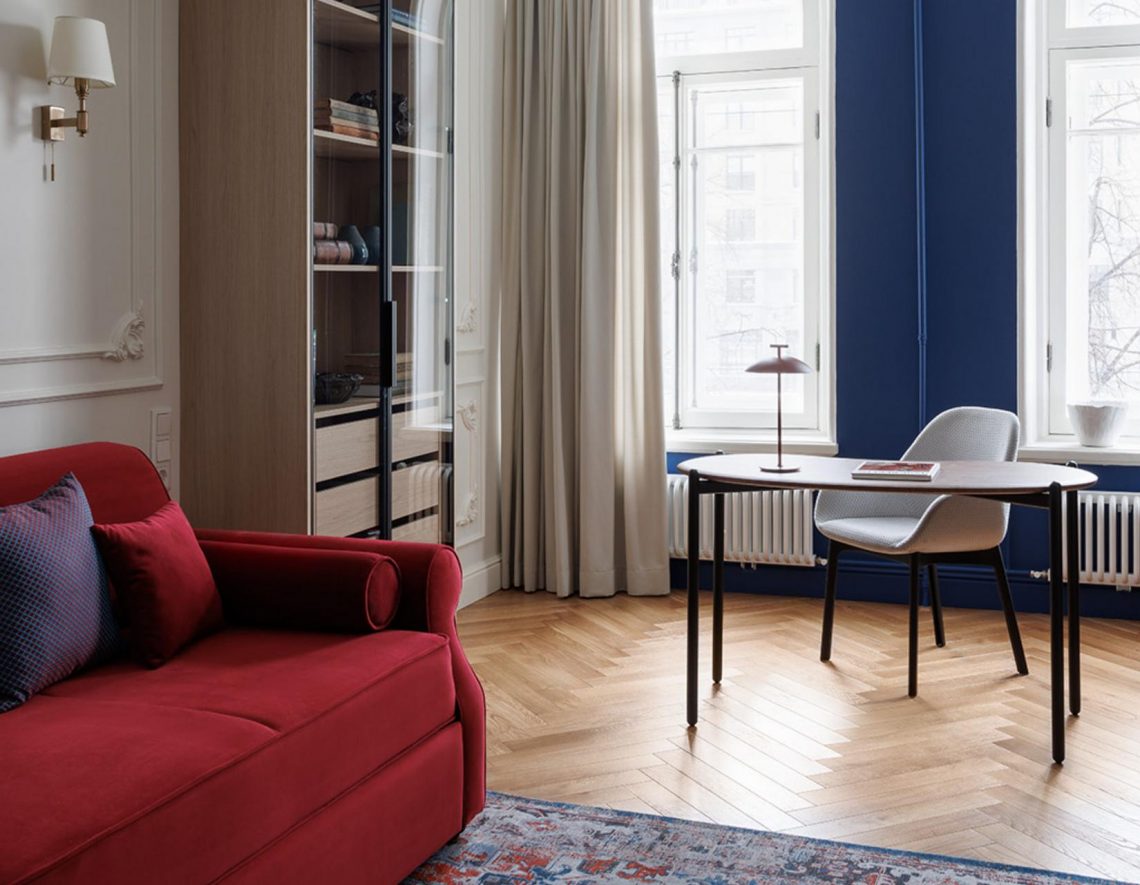 Új életet lehelt a lakberendező egy régi lakásba: antik cserépkályha és stukkó