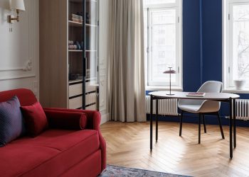 Új életet lehelt a lakberendező egy régi lakásba: antik cserépkályha és stukkó