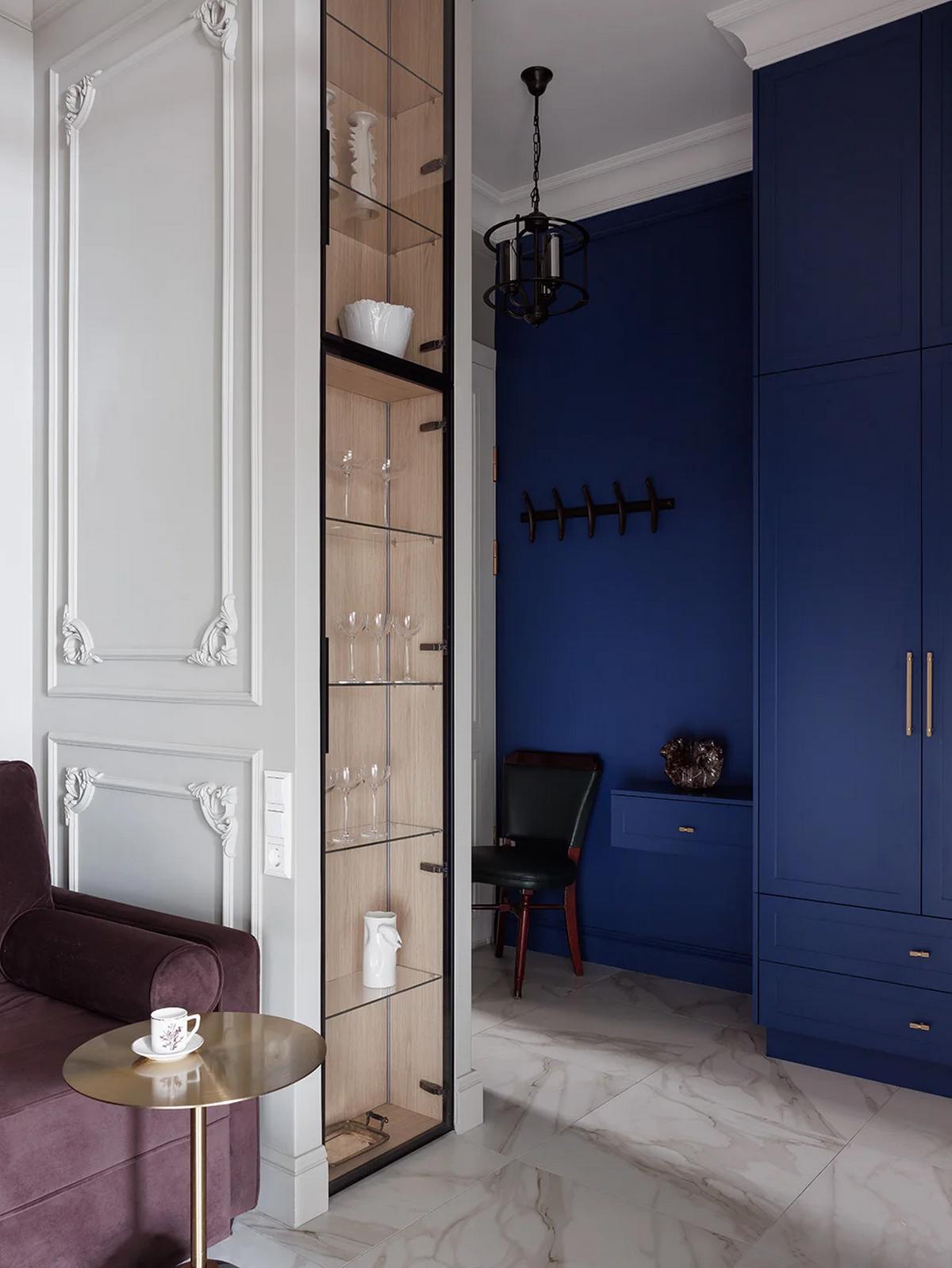 Új életet lehelt a lakberendező egy régi lakásba: antik cserépkályha és stukkó