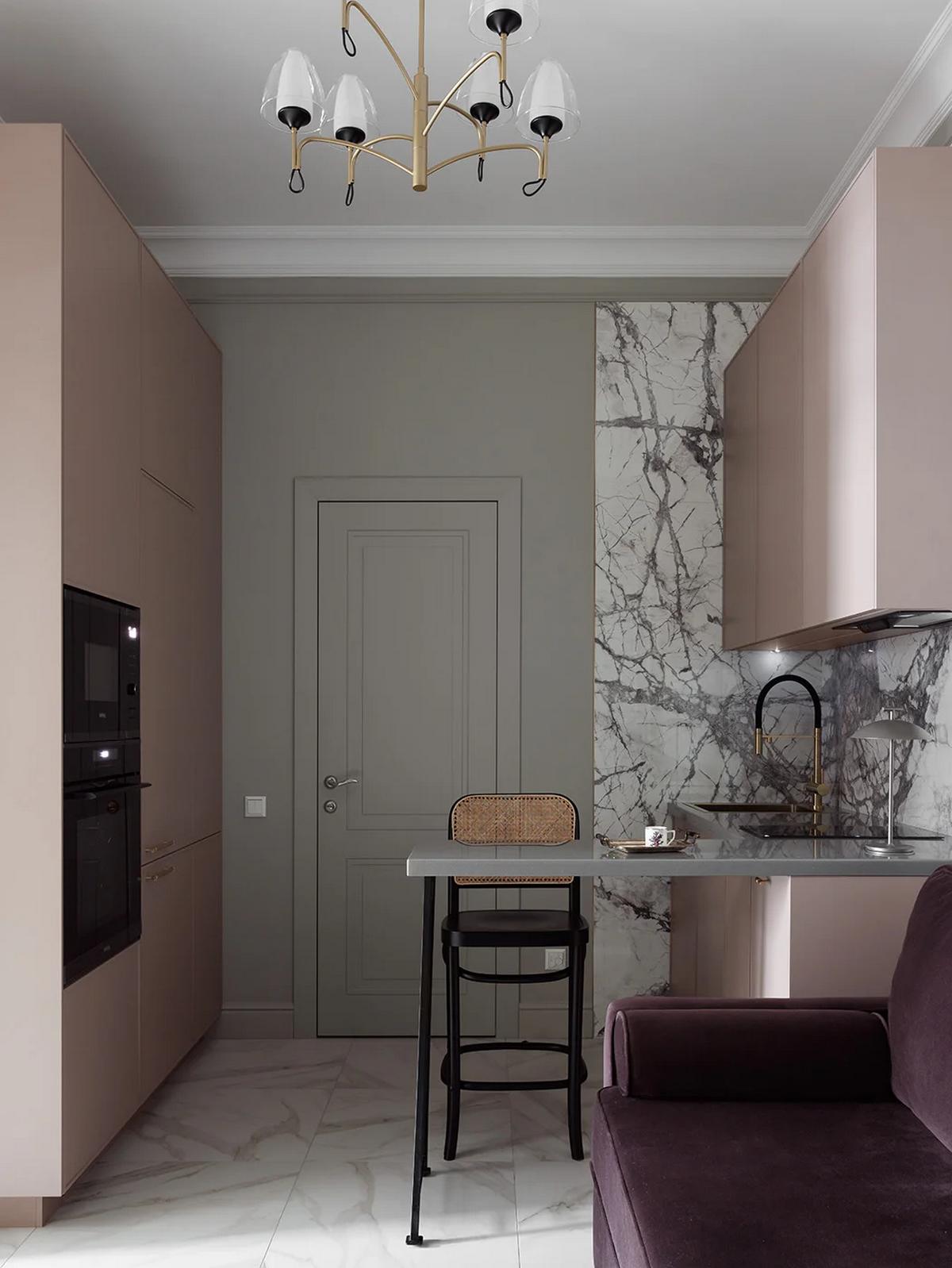 Új életet lehelt a lakberendező egy régi lakásba: antik cserépkályha és stukkó